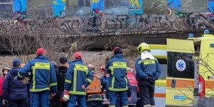 Πυροσβέστες μπροστά από το μοιραίο τρένο στα Τέμπη