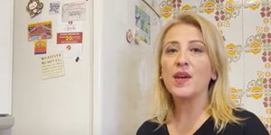 Η Ρένα Δούρου μπροστά σε ένα ψυγείο