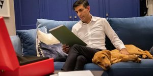 Ο Βρετανός πρωθυπουργός, Ρίσι Σούνακ, με τη σκυλίτσα του, Νόβα