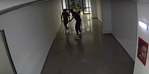 Απίστευτες σκηνές στη Ρουμανία: Μπασκετμπολίστας αποβλήθηκε και γύρισε με μεταλλικό κοντάρι