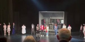 H στιγμή που ο Ρώσος ηθοποιός Αρτούρ Σουβάλοφ ετοιμάζεται να κόψει τις φλέβες του