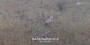 Ρώσοι στρατιώτες σε μέτωπο της ανατολικής Ουκρανίας - Ο ένας (κάτω) κρατά ένα ξύλινο ραβδί