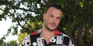 Ο Σάκης Αρσενίου με πολύχρμο πουκάμισο