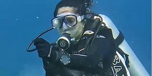 Η Σάλμα Χάγιεκ κάνει καταδύσεις