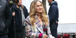 Η Σάρα Τζέσικα Πάρκερ με καρό σύνολο