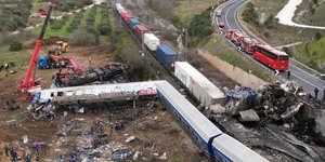 Σε άμορφη μάζα μετατράπηκαν τα βαγόνια των τρένων μετά τη σύγκρουση στα Τέμπη