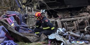 Πυροσβέστης στα συντρίμμια των τρένων στα Τέμπη