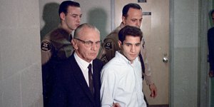 Αυτή η φωτογραφία Ιουνίου 1968 δείχνει τον Sirhan Sirhan, δεξιά, κατηγορούμενο δολοφόνο του γερουσιαστή Robert F. Kennedy, με τον δικηγόρο του Russell E. Parsons στο Λος Άντζελες