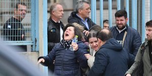 Γονείς θρηνούν για τα θύματα της σύγκρουσης