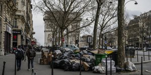 Πάνω από 10.000 τόνοι σκουπίδια έχουν «πνίξει» το Παρίσι