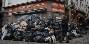 Σκουπίδια έχουν γεμίσει το Παρίσι