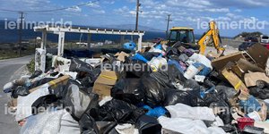 Σωροί σκουπίδια Σαντορίνη νησί απορρίμματα