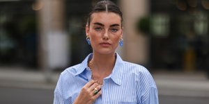 στιλάτη γυναίκα με ριγέ πουκάμισο