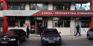 Αστυνομικός έξω από τα γραφεία του ΣΥΡΙΖΑ