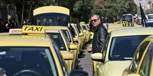 Aυτοκινητοπορεία οδηγών και ιδιοκτητών ταξί στην Αθήνα