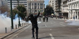 Επεισόδια στο κέντρο της Αθήνας, στη συγκέντρωση για τα Τέμπη