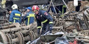 Διασώστες ψάχνουν στα συντρίμμια για αγνοούμενους από το δυστύχημα με τα τρένα