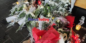 Λουλούδια στη μνήμη των θυμάτων από την τραγωδία στα Τέμπη