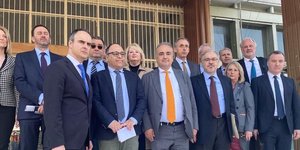 Παράσταση υπεράσπισης της κατηγορίας στην τραγωδία των Τεμπών από τους δικηγόρους της χώρας