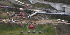 Συγκλονίζουν οι εικόνες των διεθνών ΜΜΕ από την τραγωδία στα Τέμπη
