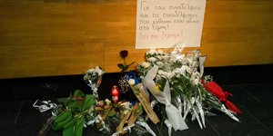 Σύγκρουση τρένων στα Τέμπη, λουλούδια για τους νεκρούς 