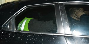 Η στιγμή που ο σταθμάρχης αποχωρεί μετά την απολογία του