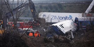 Εικόνα από τα συντρίμμια του τρένου στα Τέμπη