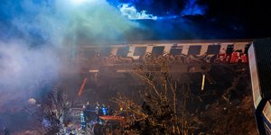 Διασώστες επιχειρούν στο πολύνεκρο σιδηροδρομικό δυστύχημα στα Τέμπη