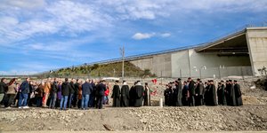 Τρισάγιο στη μνήμη των θυμάτων του δυστυχήματος στα Τέμπη