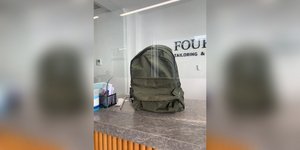 Τέμπη: «Αυτό το σακίδιο μπορεί να συνεχίσει το ταξίδι του»