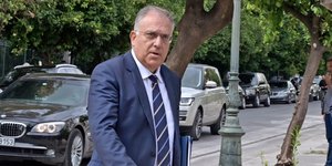 Ο Τάκης Θεοδωρικάκος περπατά
