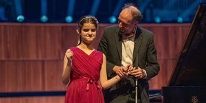 Η 13χρονη τυφλή πιανίστρια Λούσι 