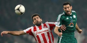 O Τοτσέ σε εναέρια μονομαχία με τον Δημήτρη Σιόβα σε ντέρμπι Παναθηναϊκός-Ολυμπιακός
