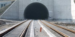 Τούνελ σε σιδηροδρομική γραμμή