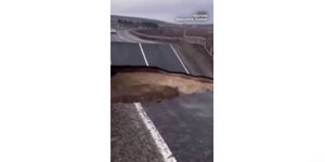 Σοκάρουν οι εικόνες από τον δρόμο που χωρίζεται στα δύο από τις πλημμύρες στην Τουρκία