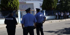 τρεις αστυνομικοι πλατη