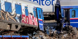 Συντρίμμια από τα τρένα στα Τέμπη