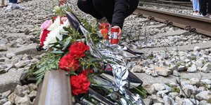 Λουλούδια και κεριά στη μνήμη των θυμάτων στα Τέμπη