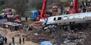 Πυροσβεστικά οχήματα δίπλα στο τρένο στα Τέμπη