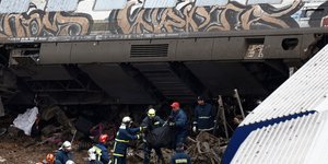 Στιγμιότυπο από τις επιχειρήσεις απεγκλωβισμού από τα βαγόνια των τρένων που συγκρούστηκαν στα Τέμπη