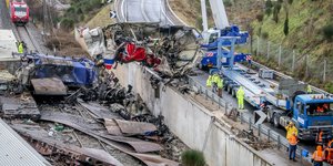 Συνεχίζεται η έρευνα για την πολύνεκρη τραγωδία στα Τέμπη