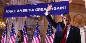 Ο Ντόναλντ Τραμπ χαιρετάει κόσμο