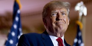 Χαμογελαστός ο πρώην πρόεδρος των ΗΠΑ, Ντόναλντ Τραμπ 