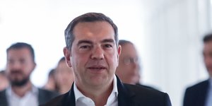 Ο Αλέξης Τσίπρας περπατά