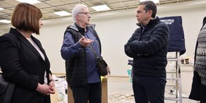 Ο Αλέξης Τσίπρας στο κέντρο τηλεδιοίκησης Λάρισας