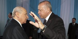 Ο Τούρκος πρόεδρος Ερντογάν και ο κυβερνητικός του εταίρος, Μπαχτσελί