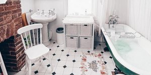 μπάνιο με πλακάκια