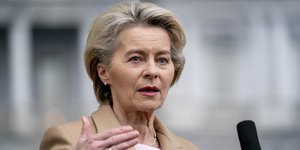 Ουρσουλα φον ντερ Λάιεν με καφε 