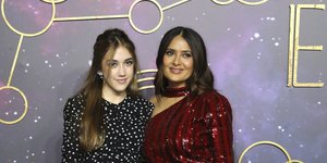 Η Valentina Pinault και η Salma Hayek κατά την άφιξή τους στην πρεμιέρα της ταινίας "Eternals" την Τετάρτη 27 Οκτωβρίου 2021 στο Λονδίνο