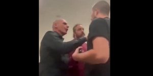 Ο Βαρουφάκης επιτίθεται σε Ρώσο ακτιβιστής